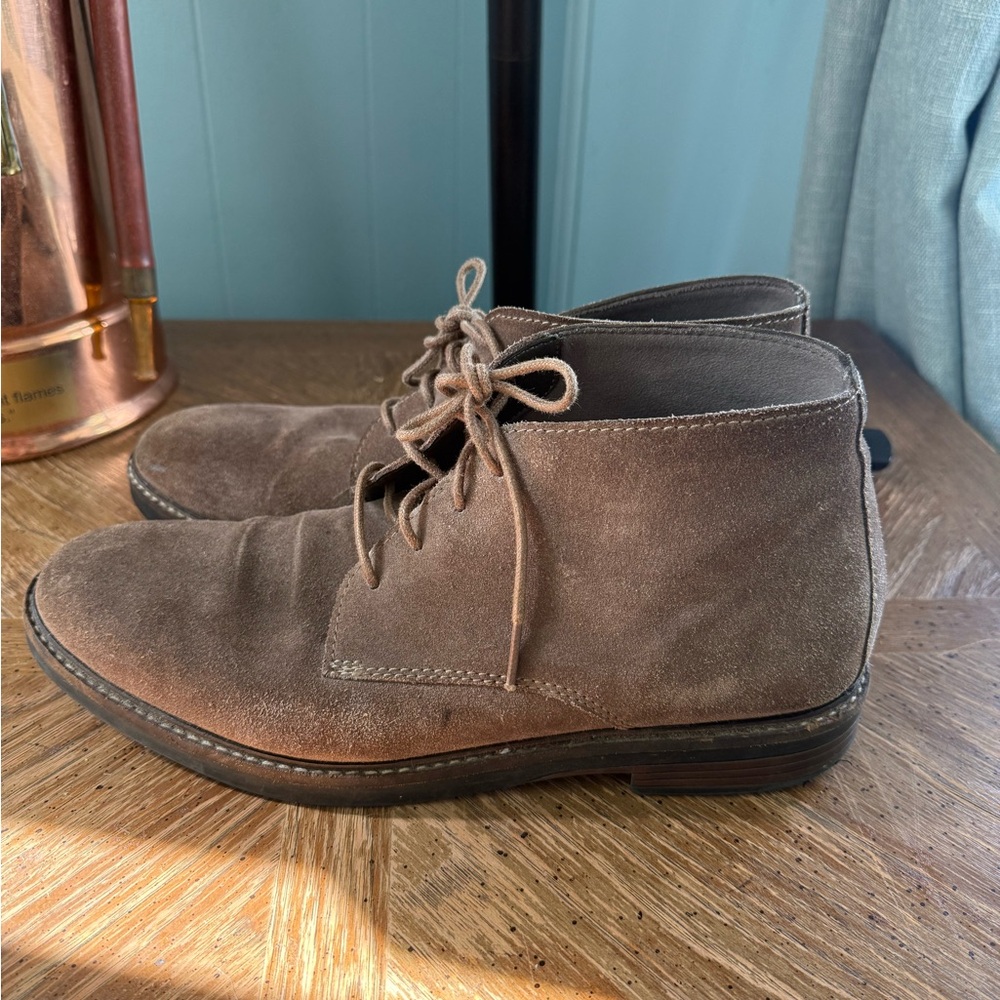 Clark’s size 10 Men's Taupe Suede Boots